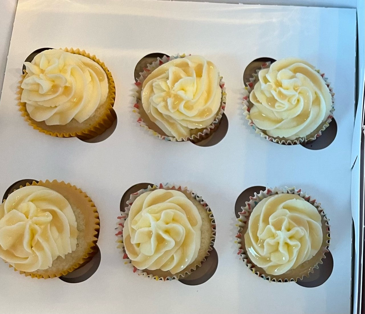 Vanilla cupcakes with vanilla buttercream icing 🧁